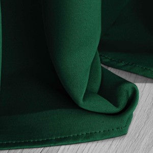 big_zaslona-zaciemniajaca-140x250-butelkowa-zielona-ciemna-gotowa-na-przelotkach-hold-blackout-3.jpg