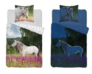 Pościel świecąca w ciemności 140x200 Koń na lawendowym polu biały Młodzieżowa Bawełniana-1