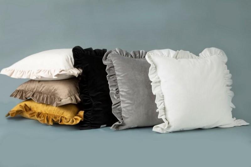 29210Poszewka dekoracyjna 45x45 Velvet 25 B biała welwetowa falbanka Eurofirany-5