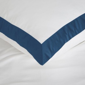 Pościel satynowa 160x200 Laura biała granatowa z ozdobną kantą-5