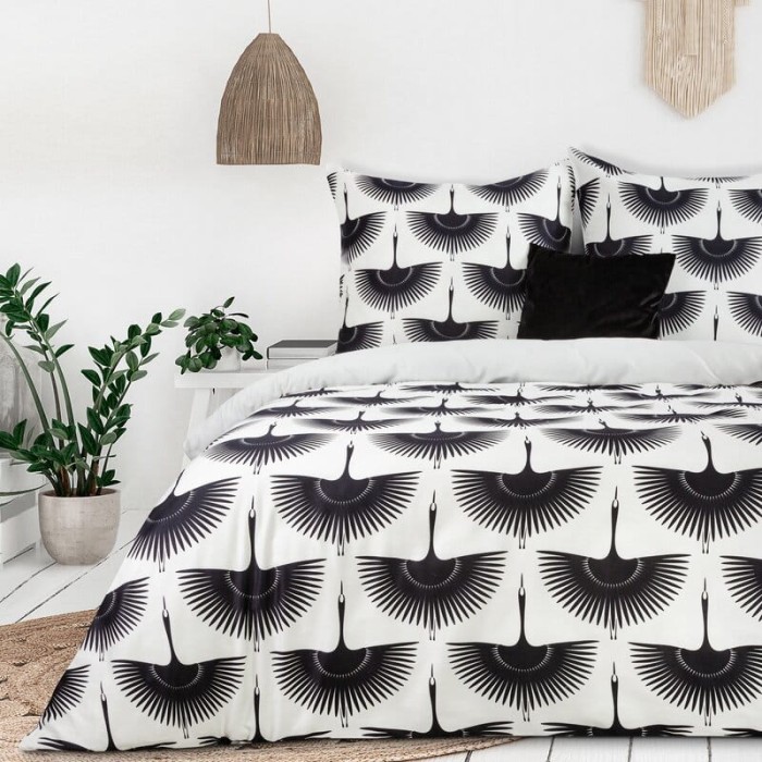 Pościel satynowa 220x200 Maja czarna biała w pudełku-1