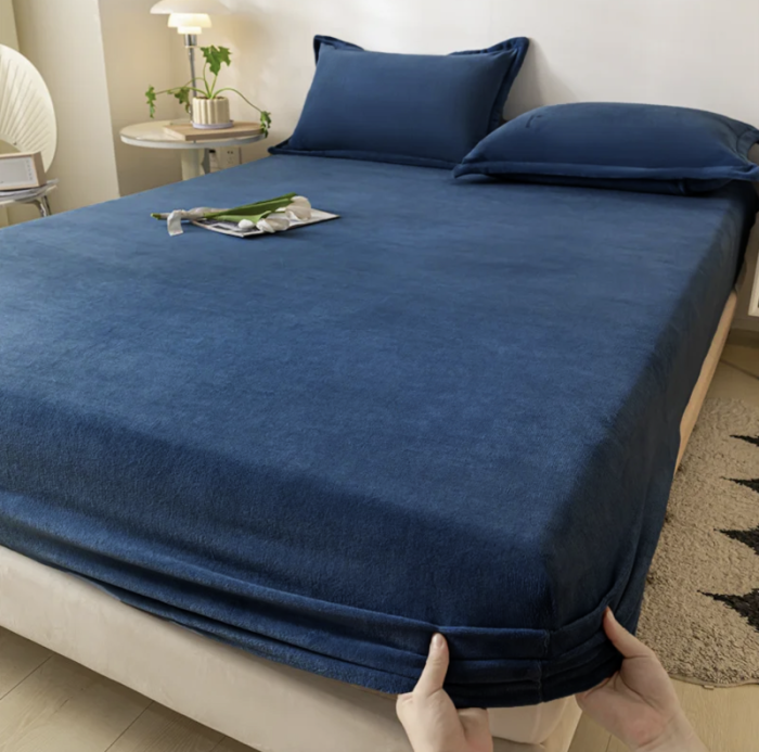 Granatowe prześcieradło polarowe 200x220 cm – stylowe i ciepłe, idealne na chłodne noce