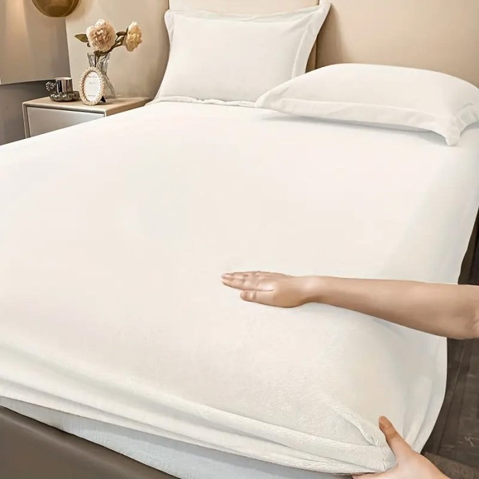 Kremowe prześcieradło polarowe 200x220 cm – ciepłe, miękkie i eleganckie, pasuje do każdej sypialni