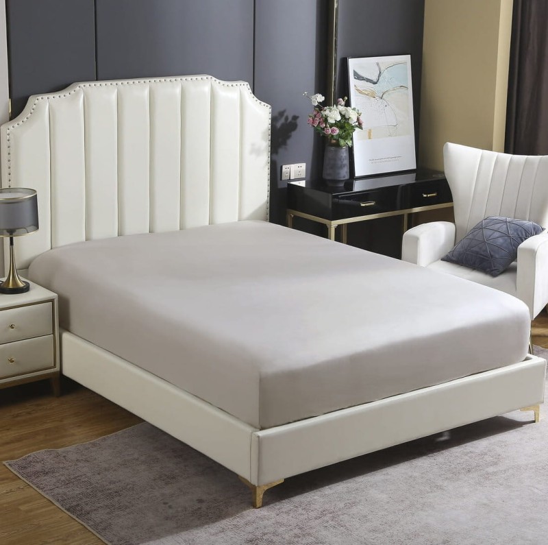 Zbliżenie na tkaninę bawełny satynowej w kolorze taupe - prześcieradło 180x200