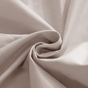 Zbliżenie na tkaninę bawełny satynowej w kolorze beżowym - prześcieradło 90x200