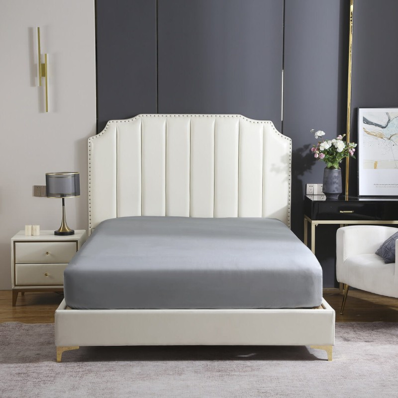 Grafitowe prześcieradło satynowe 200x220 na łóżku