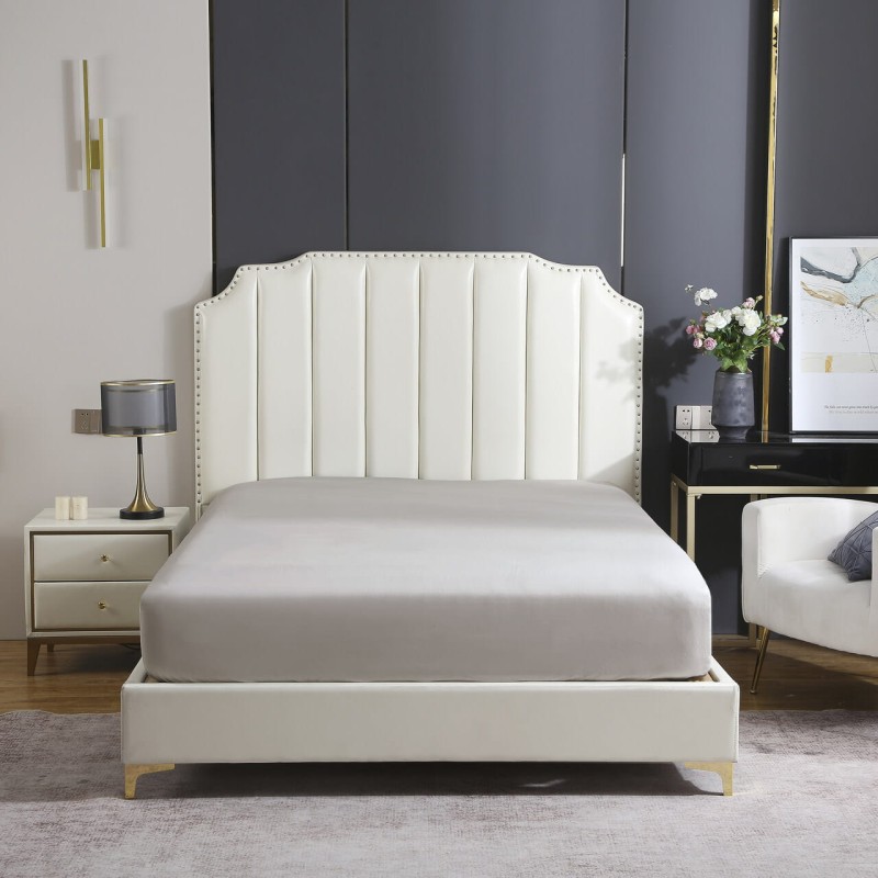 Taupe prześcieradło satynowe 180x200 na łóżku