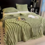 Koc z Mikrofibry Tłoczony w Pasy 160x200 Oliwkowy Ewe