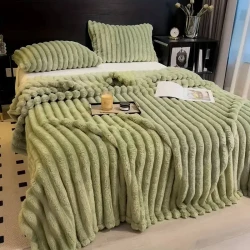 Koc z Mikrofibry Tłoczony w Pasy 160x200 Oliwkowy Ewe