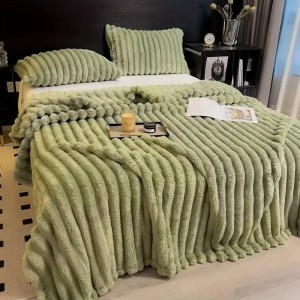 Koc z Mikrofibry Tłoczony w Pasy 160x200 Oliwkowy Ewe