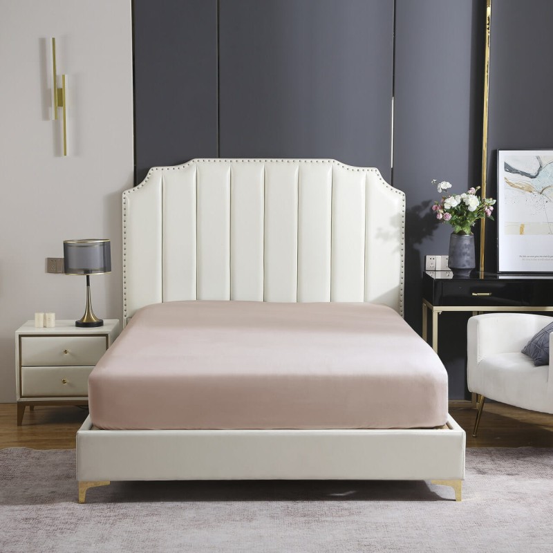 Beżowe prześcieradło satynowe 90x200 na łóżku