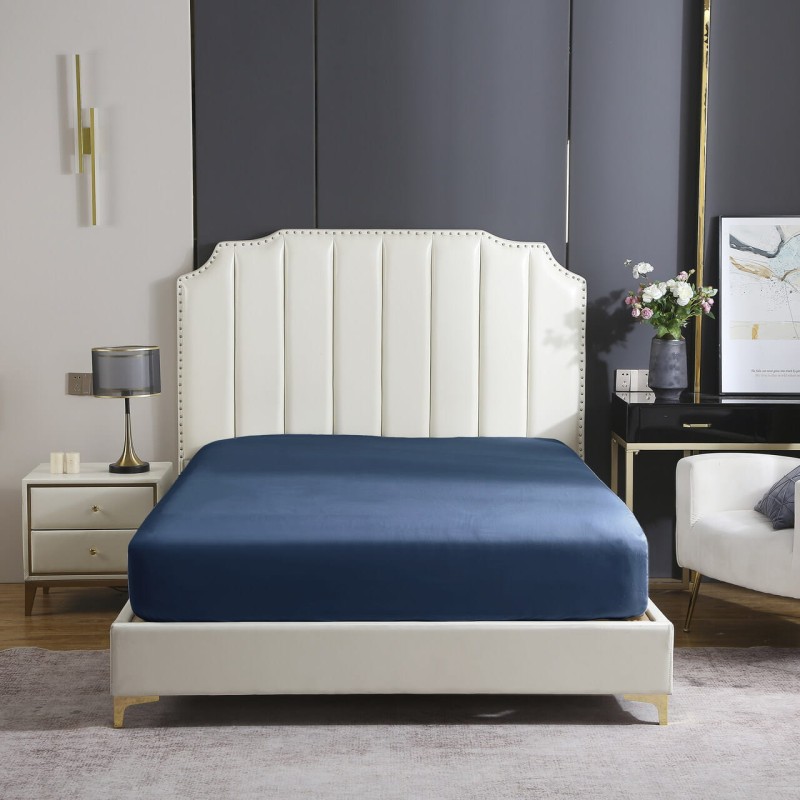 Granatowe prześcieradło satynowe 90x200 na łóżku