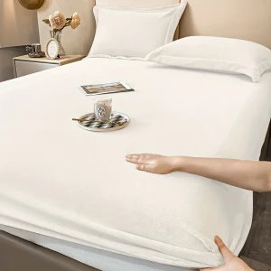 Kremowe prześcieradło polarowe 140x200 cm – klasyczne i uniwersalne, pasuje do każdego wnętrza