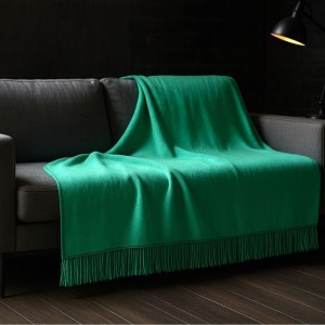 Koc miętowy 150x200 Moca Design bawełniano akrylowy z frędzlami po obu krótszych stronach koca. Bardzo elegancki, miły w dotyku i trwały. Aranżacja na łóżku