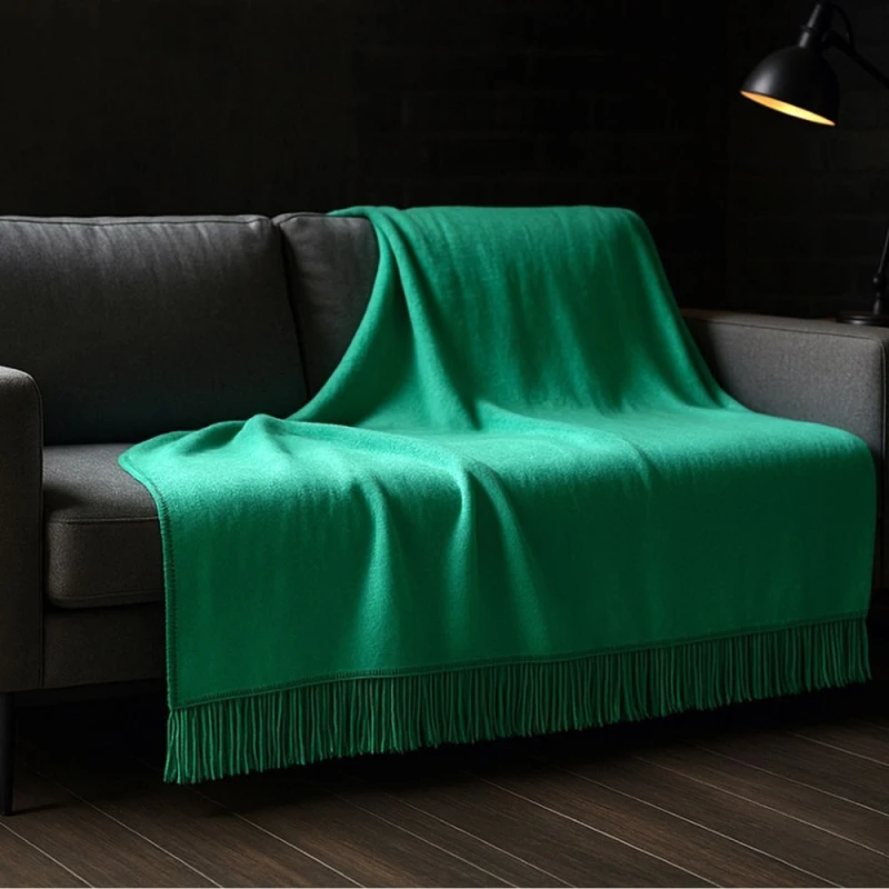 Koc miętowy 150x200 Moca Design bawełniano akrylowy z frędzlami po obu krótszych stronach koca. Bardzo elegancki, miły w dotyku i trwały. Aranżacja na łóżku