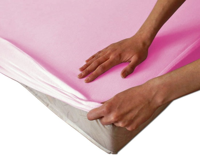 Ochronne prześcieradło z gumką 90x200 różowe